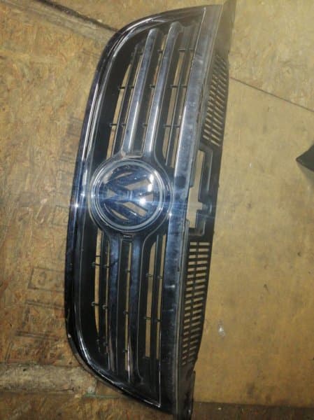 Решетка радиатора Volkswagen Tiguan 5N (б/у)