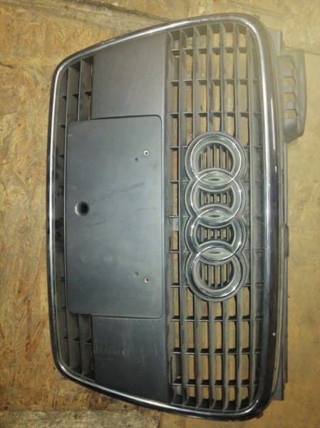 Решетка радиатора Audi A4 8E B7 (б/у)