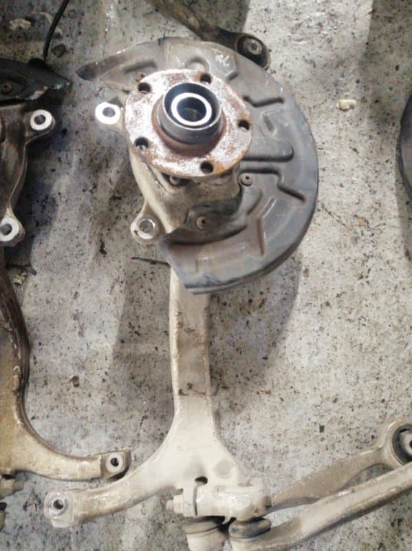 Кулак Audi A4 8E2 AMB 2003 перед. лев. (б/у)