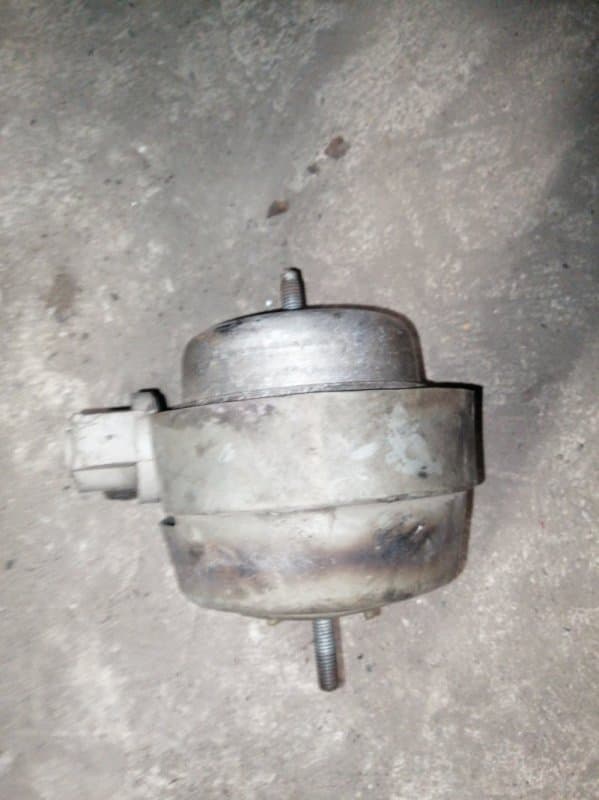 Опора ДВС Audi A4 B7 2.0T лев. (б/у)