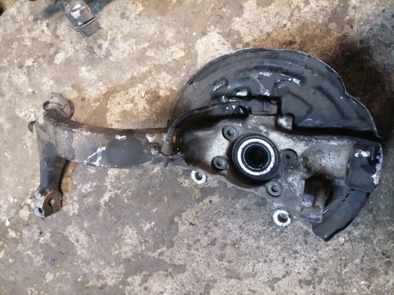 Кулак Audi A6 4B2 ARE 2003 перед. лев. (б/у)