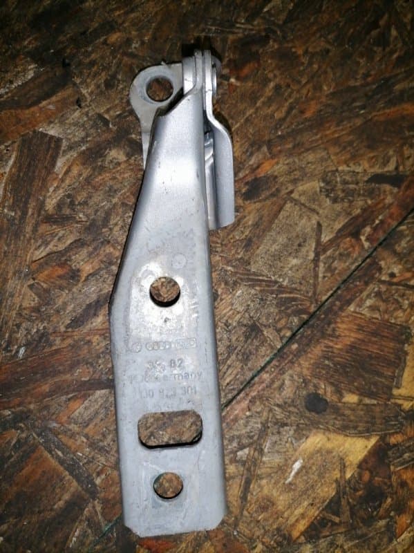 Петля капота Volkswagen Bora 1J2 AZJ 2003 перед. лев. (б/у)