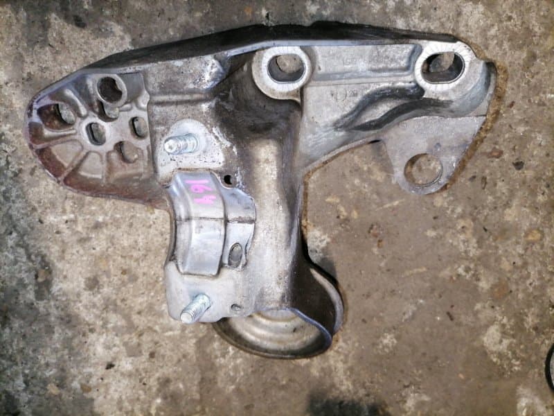 Кронштейн опоры двигателя Audi A4 8E5 AMB 2003 лев. (б/у)