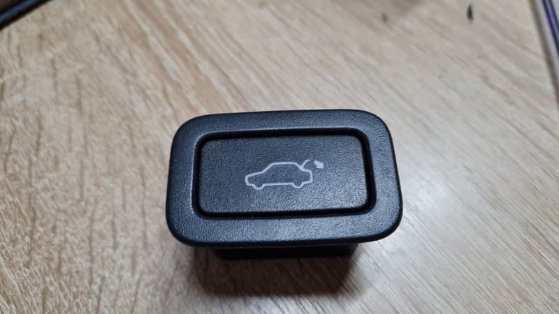 Кнопка крышки багажника Volvo V70 УНИВЕРСАЛ B6304T 2009 (б/у)