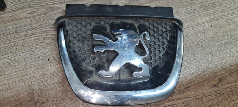 Эмблема Peugeot 308 ХЭТЧБЕК EP6CDT 2009 перед. (б/у)