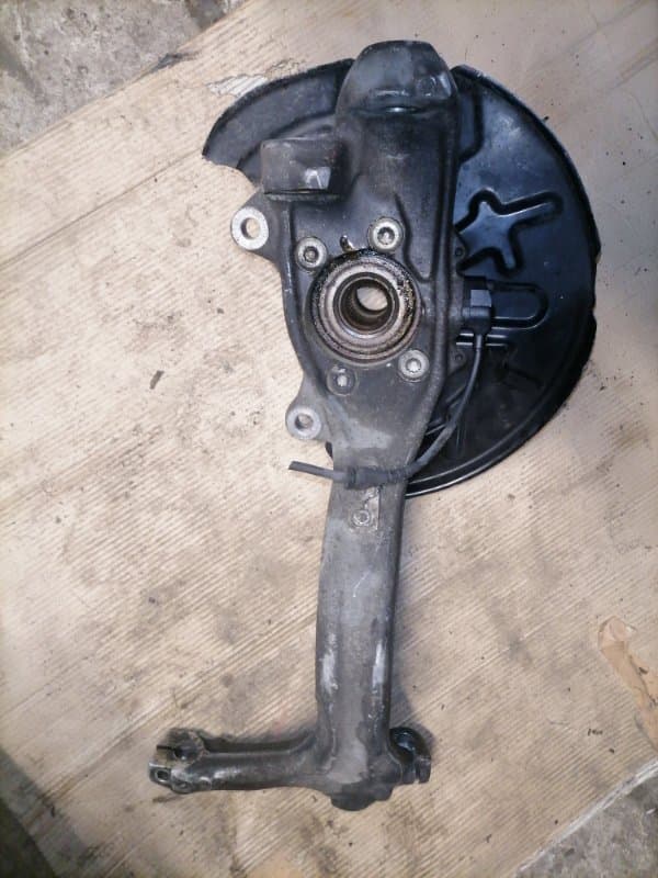 Кулак Audi A4 8E5 AMB 2003 перед. прав. (б/у)