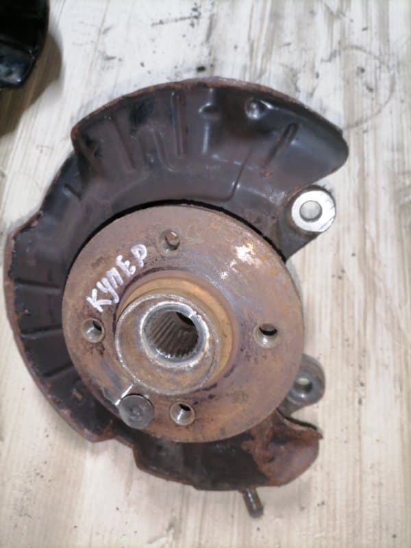 Кулак MINI Cooper R50 W10B16AA 2002 перед. прав. (б/у)