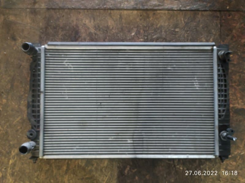 Радиатор охлаждения двигателя AUDI A4 Универсал S-line 8E B6 AMB 2002 (б/у)