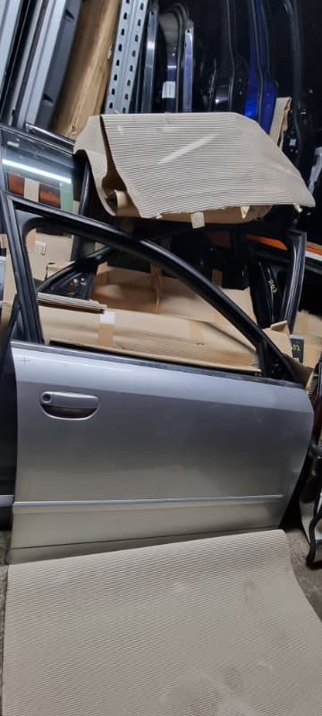 Дверь Audi A4 8E5 AMB 2003 перед. прав. (б/у)