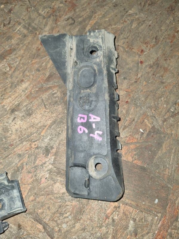 Кронштейн Audi A4 8E5 AMB 2003 лев. (б/у)