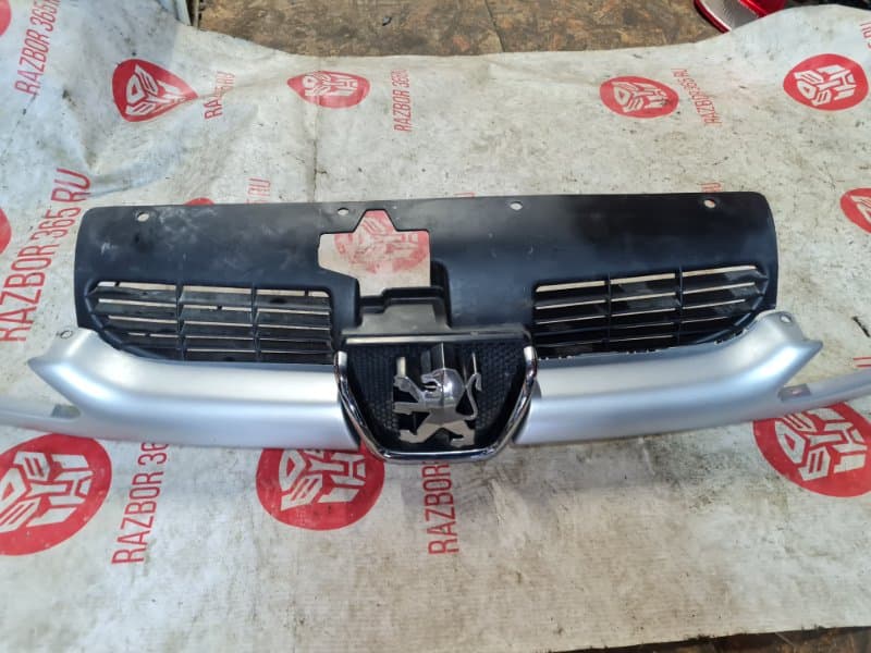 Решетка радиатора Peugeot 206 2A KFW TU3JP 2003 (б/у)