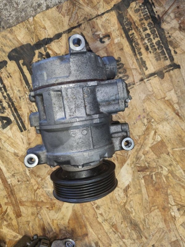 Компрессор кондиционера Audi A4 8E5 AMB 2003 (б/у)