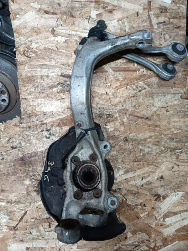 Кулак Audi A4 8E5 AMB 2003 перед. прав. (б/у)