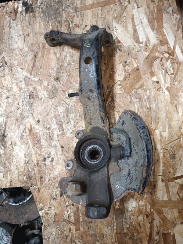 Кулак Audi A4 8D2 APT 1.8 2000 перед. лев. (б/у)