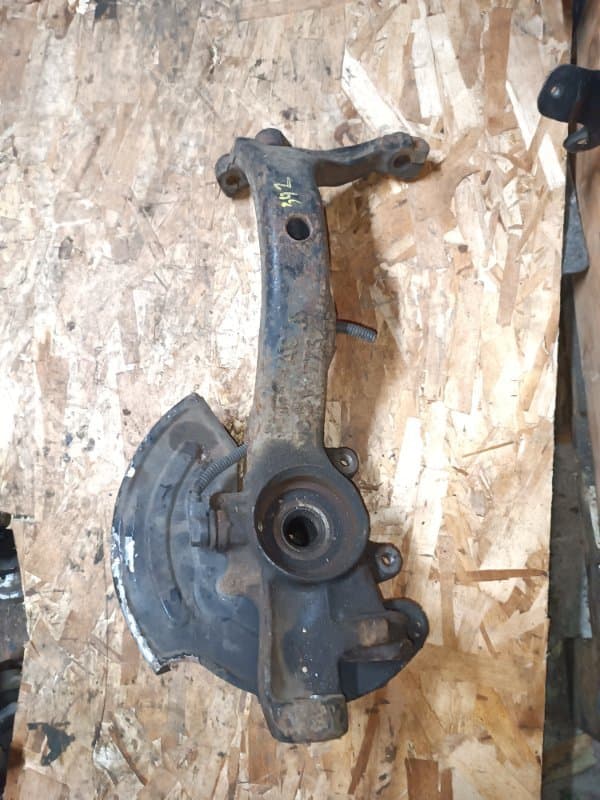 Кулак Audi A4 8D2 APT 1.8 2000 перед. прав. (б/у)