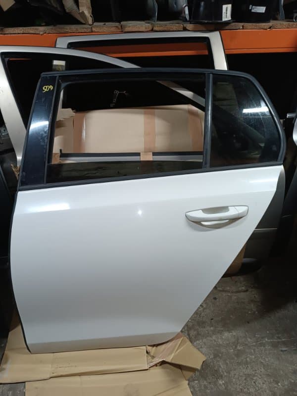 Дверь Volkswagen Golf 5K1 CAX 2010 задн. лев. (б/у)