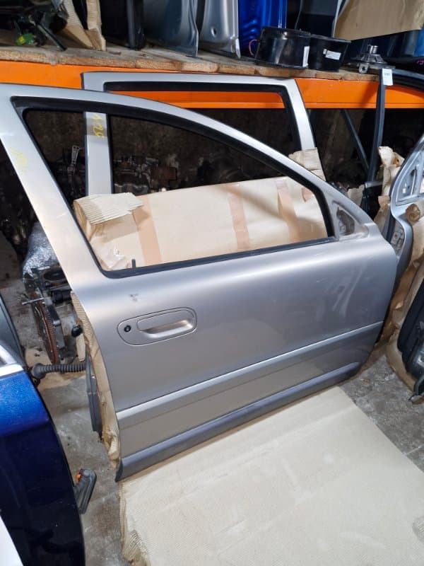 Дверь Volvo XC70 SZ B5244T3 2002 перед. прав. (б/у)