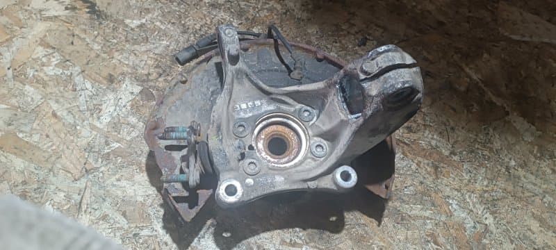 Кулак в сборе со ступицей Volkswagen Passat 3C2 AXZ 2008 перед. лев. (б/у)