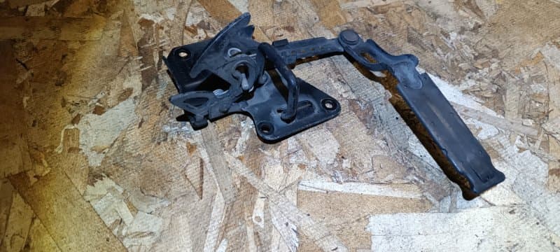 Крюк капота Audi A6 4B2 ACK 2001 (б/у)