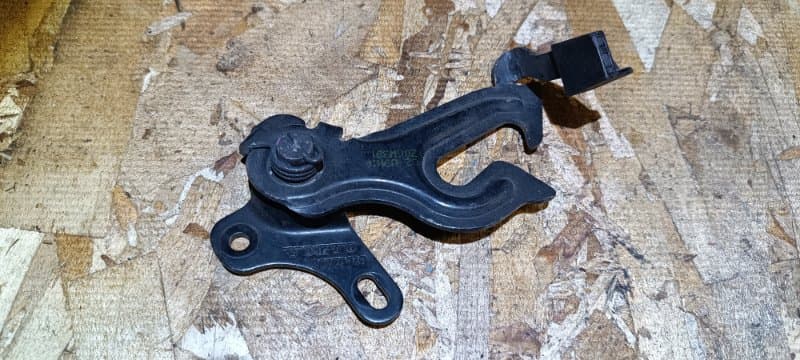 Крюк капота Volvo V70 BW B5254T6 2009 (б/у)
