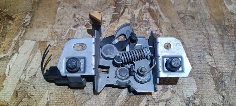 Замок капота Volvo S40,V50 Volvo V50 MW B5254T3 2007 (б/у)