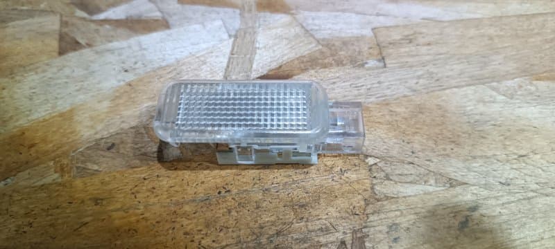 Плафон подсветки Audi S8 4E BSM 2007 перед. лев. (б/у)