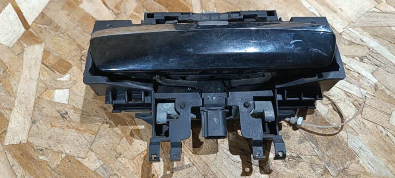 Ручка двери в сборе с кронштейном Audi S8 4E BSM 2007 перед. лев. (б/у)