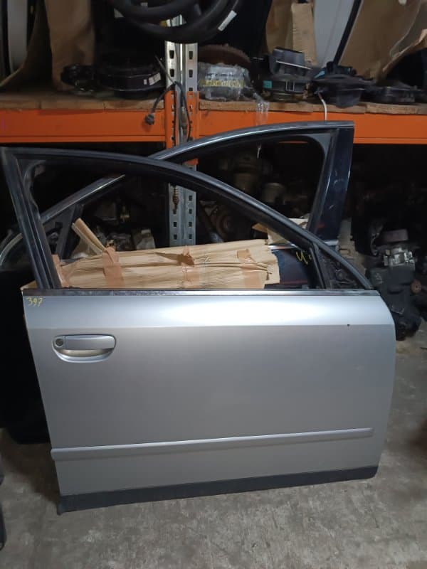Дверь Audi A4 8E5 AMB 2003 перед. прав. (б/у)