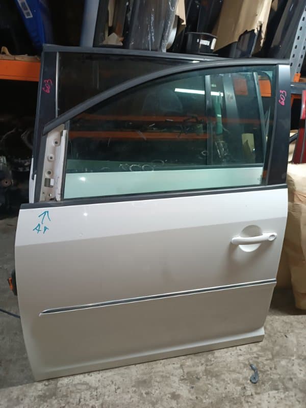 Дверь Volkswagen Touran 1T3 CAV 2010 перед. лев. (б/у)