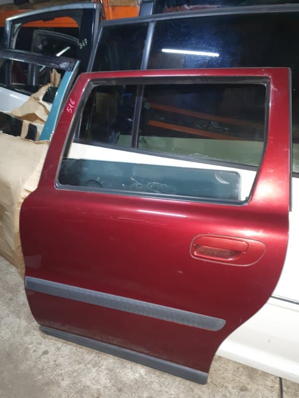 Дверь Volvo V70 SW B5244S 2002 задн. лев. (б/у)