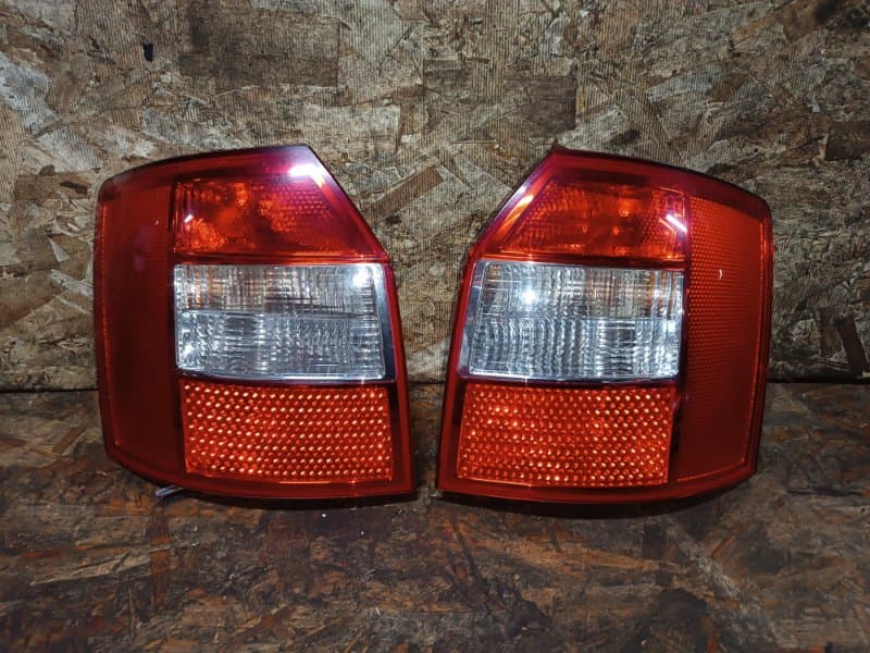Комплект фонарей Audi A4 8E5 AMB 2004 задн. (б/у)