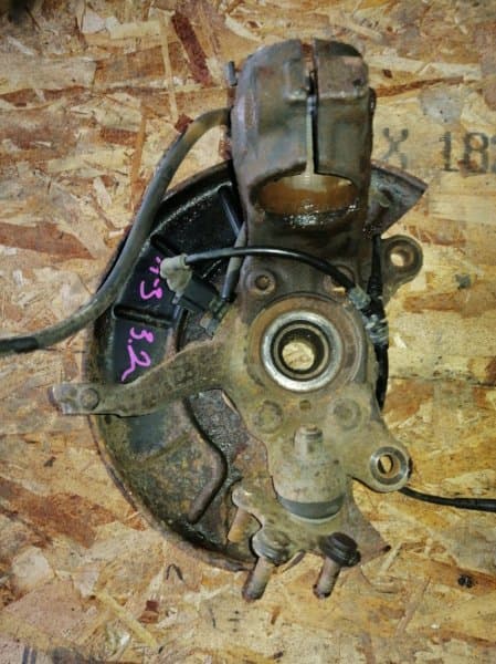 Кулак Audi A3 8P 2004 перед. лев. (б/у)