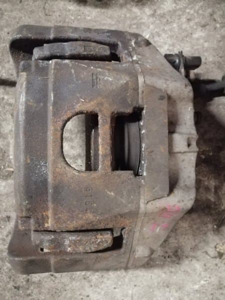 Суппорт Audi A4 8E перед. лев. (б/у)