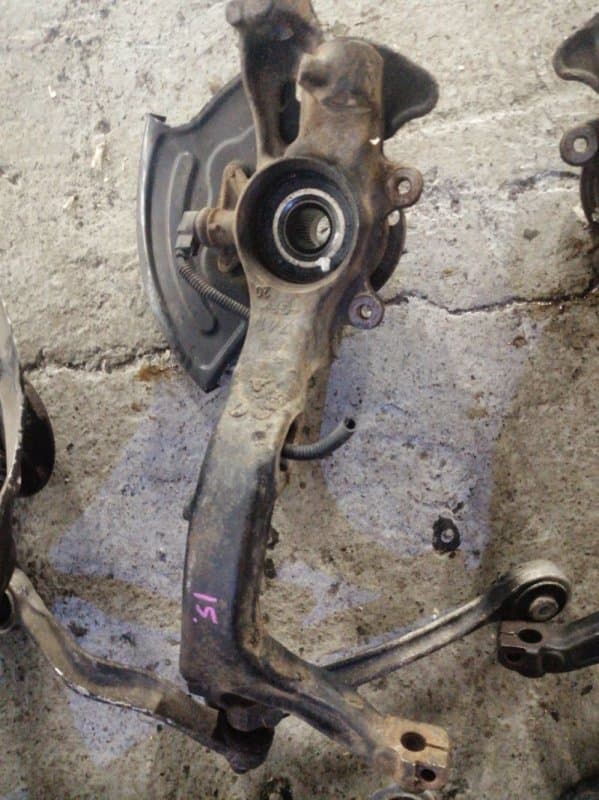 Кулак Audi A6 4B2 AGA 2000 перед. лев. (б/у)
