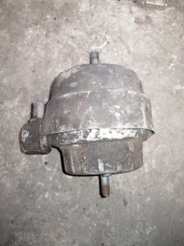 Опора ДВС Audi A6 C6 AUK 2007 лев. (б/у)