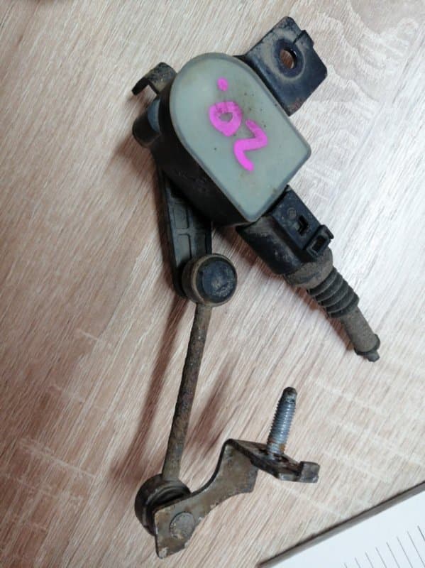 Датчик уровня подвески Audi A3 8P1 AXW 2004 (б/у)