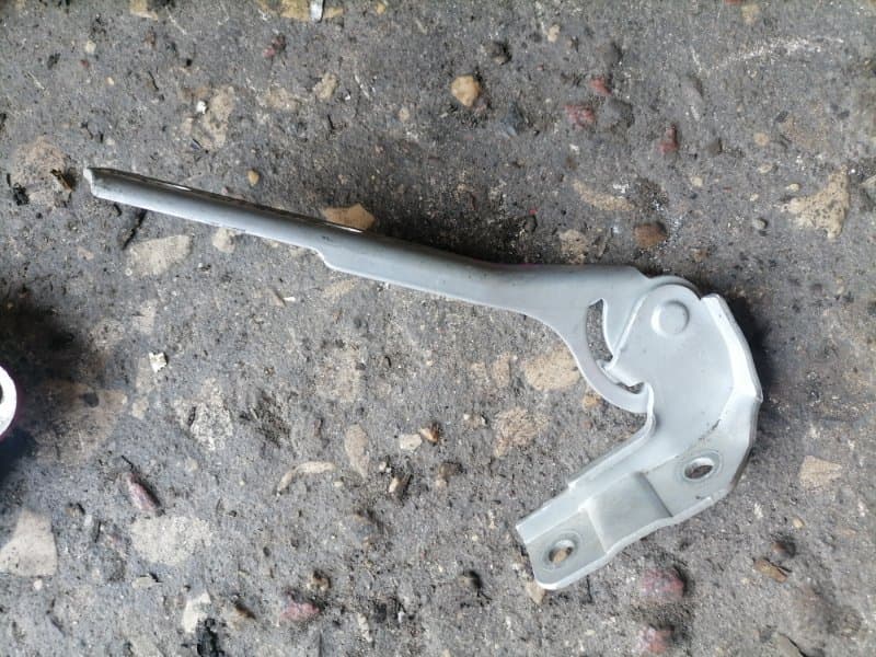 Петля капота Audi A3 8P1 BSE 2007 лев. (б/у)