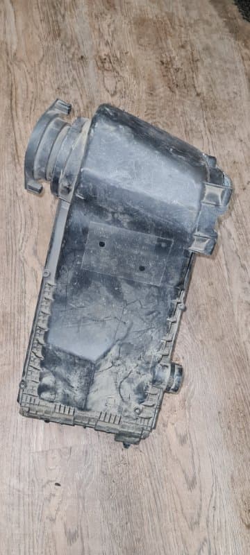 Корпус воздушного фильтра Volkswagen Touareg 7L6 AXQ 2005 лев. (б/у)