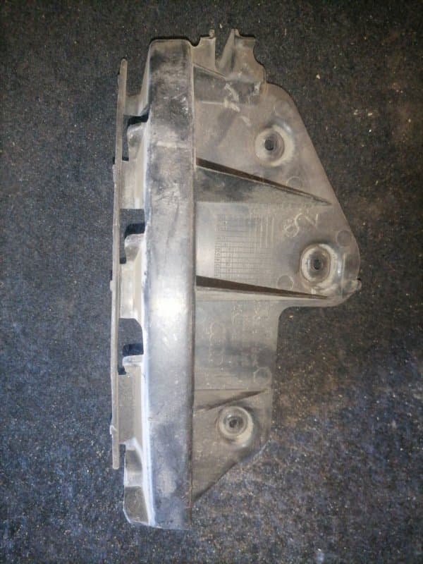Кронштейн бампера Audi A3 8P1 AXW 2004 (б/у)