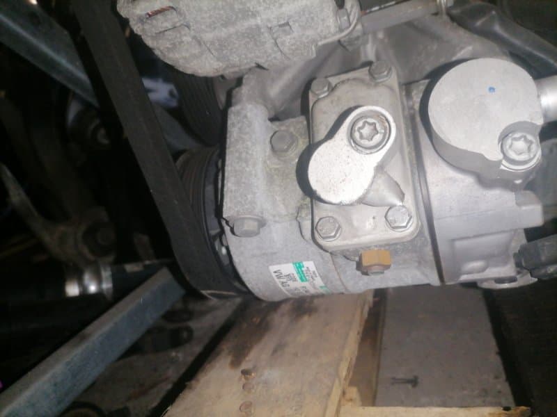 Компрессор кондиционера Volkswagen Passat B6 3.2 2006 (б/у)