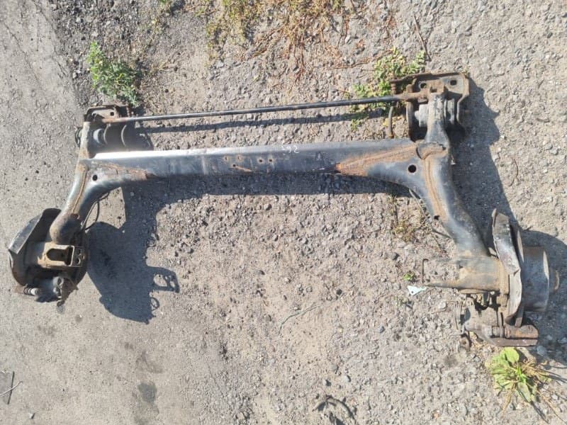 БАЛКА ПОДВЕСКИ В СБОРЕ Audi A4 8D2 APT 1.8 2000 задн. (б/у)