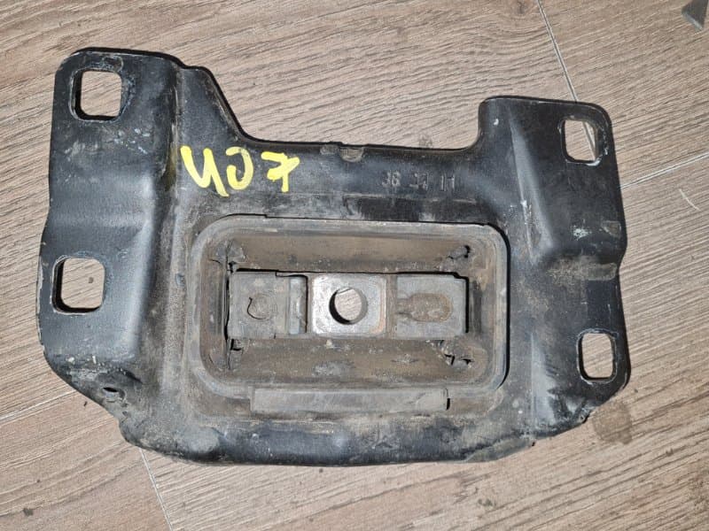 Опора ДВС VOLVO C30 MK B4204S3 2011 лев. (б/у)