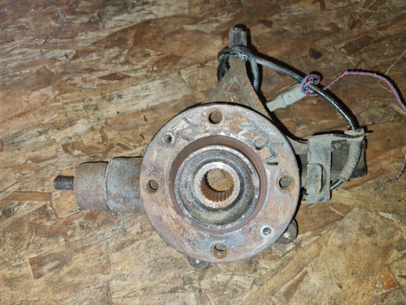 Кулак в сборе со ступицей Peugeot 307 3H RFN EW10J4 2004 прав. (б/у)