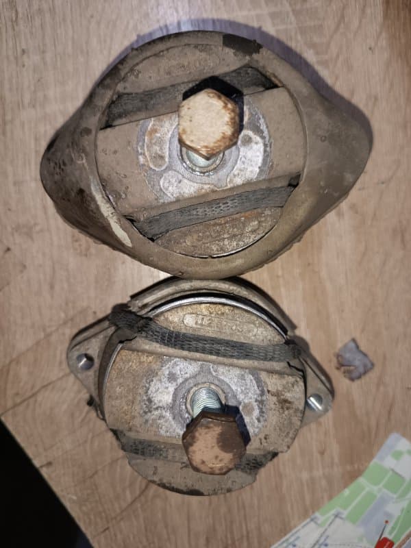 Опора АКПП Audi A4 8EC BWE 2006 перед. прав. (б/у)