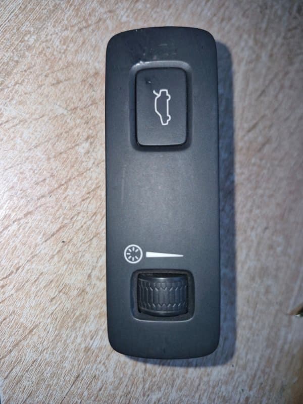 Кнопка крышки багажника Volvo ХС90 ВНЕДОРОЖНИК D4204T11 2015 (б/у)