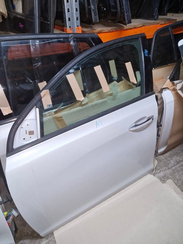 Дверь Peugeot 308 T92 HN01 2014 перед. лев. (б/у)