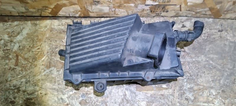 Корпус воздушного фильтра Volkswagen Golf 1J5 AVU 2000 (б/у)