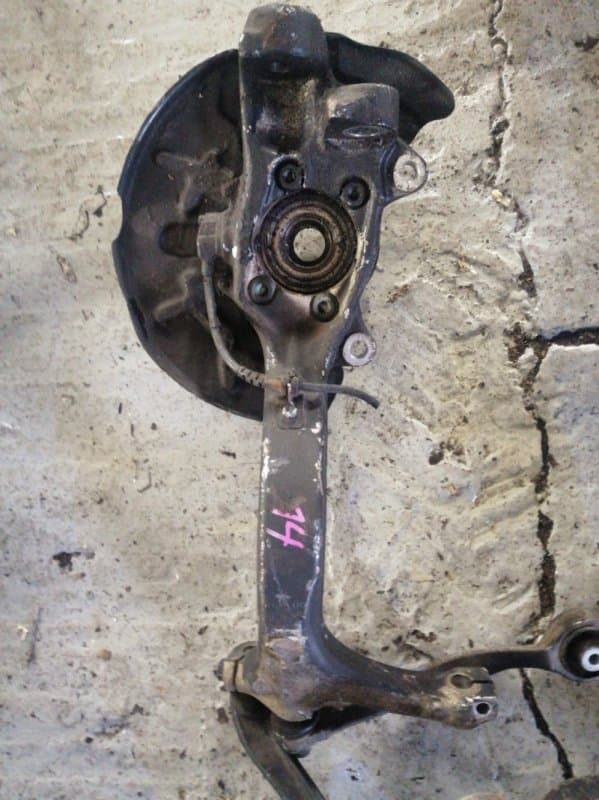 Кулак Audi A4 8E2 AMB 2004 перед. лев. (б/у)