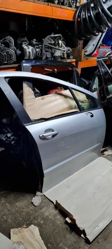 Дверь Peugeot 308 4E 5F01 EP6CD EUR 5 120Л.С. 2010 перед. прав. (б/у)