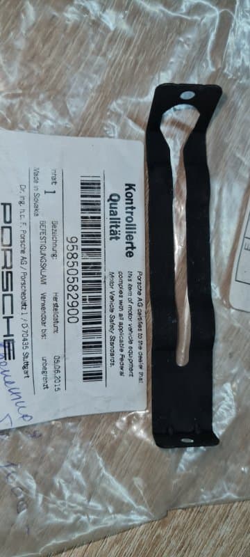 Крепежная скоба Porsche Cayenne 958 2013